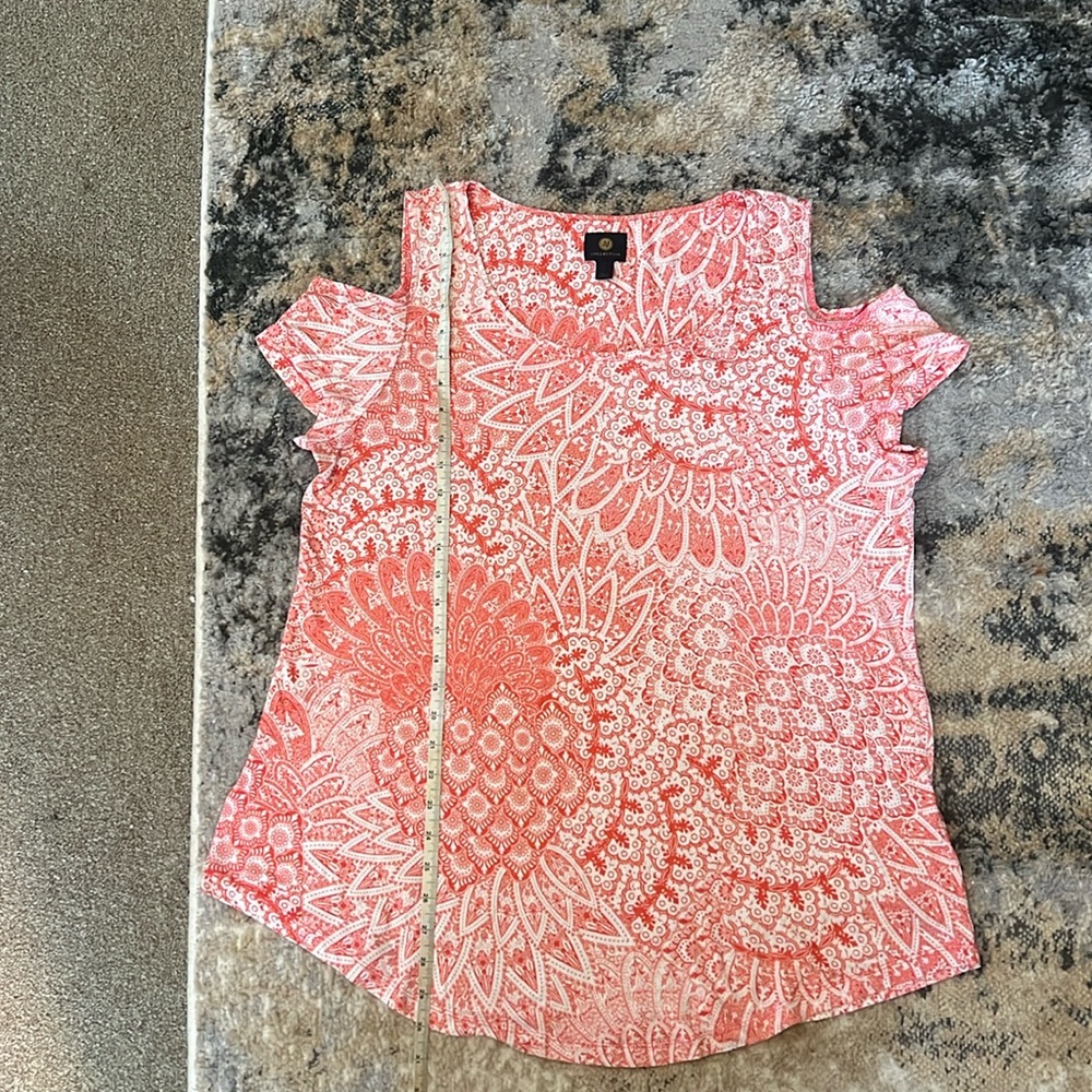 JM Collection cold shoulder top - Picture 2 of 6